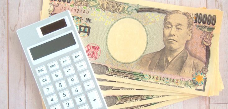 計算機と1万円札の写真